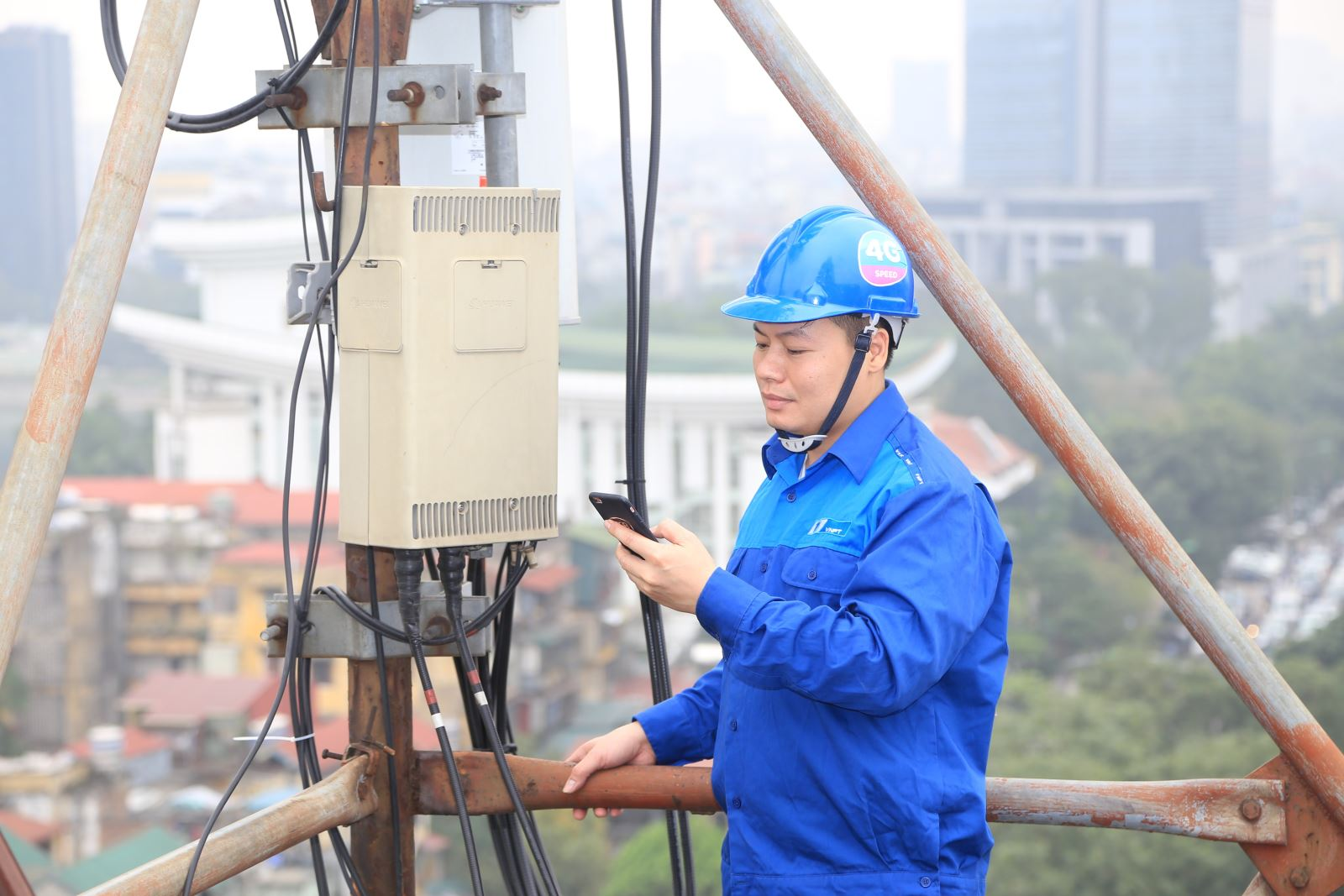 Kỹ thuật viên VNPT sẽ khảo sát trước khi lắp đặt internet 