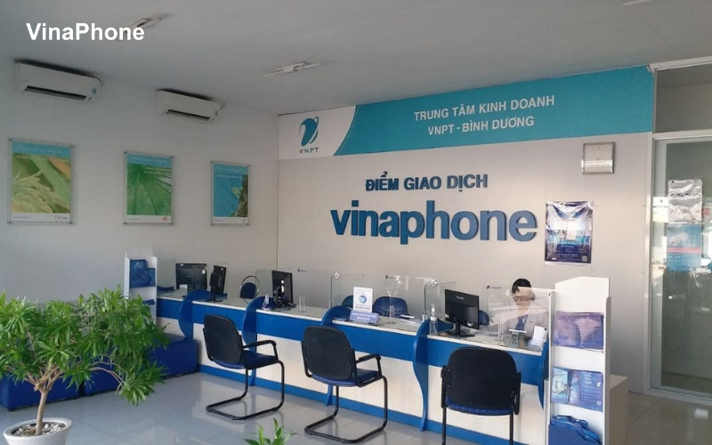 Mua eSIM VinaPhone mới tại cửa hàng giao dịch