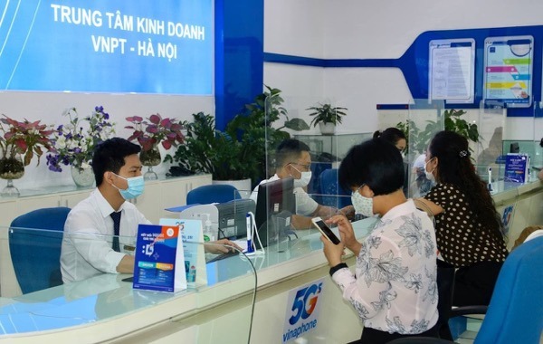 Nhân viên VinaPhone sẽ hướng dẫn thanh toán cho thuê bao trả sau tại quầy